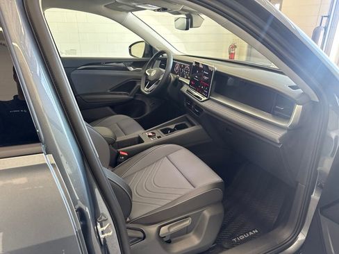 New 2026 Volkswagen Tiguan SE FWD image 9