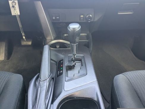 Used 2018 Toyota RAV4 LE FWD image 19
