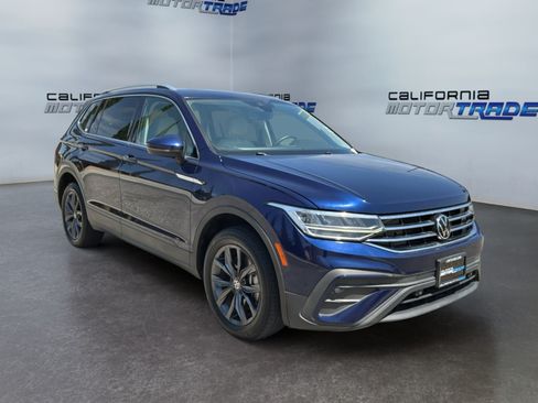Used 2023 Volkswagen Tiguan SE w/ Panoramic Sunroof Package FWD image 3