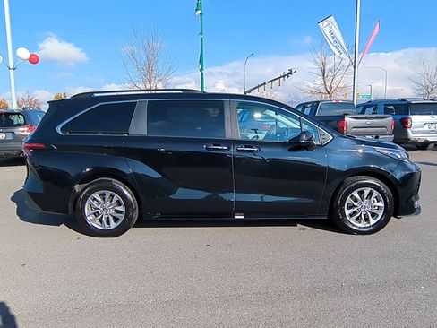 Used 2024 Toyota Sienna XLE image 2