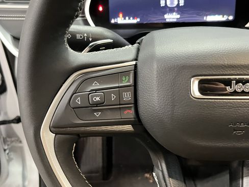 Certified 2025 Jeep Grand Cherokee Altitude image 19