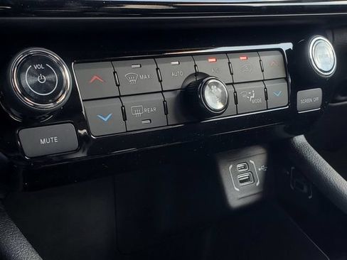 New 2026 Jeep Compass Trailhawk w/ Trailer Tow Group AWD/4WD image 17