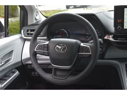 Used 2025 Toyota Sienna XLE w/ XLE Plus Package image 18