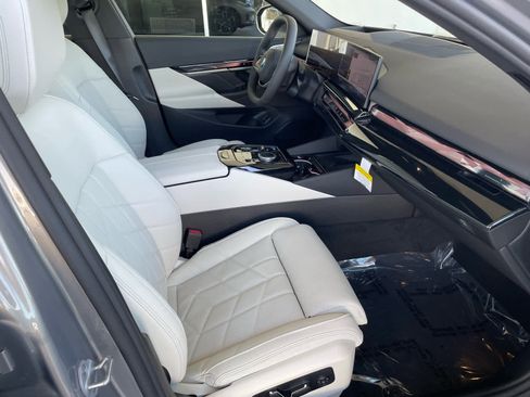 New 2026 BMW i5 eDrive40 image 10