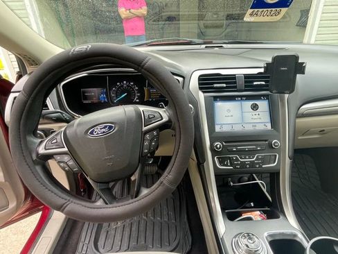 Used 2017 Ford Fusion SE w/ Fusion SE Technology Package FWD image 3