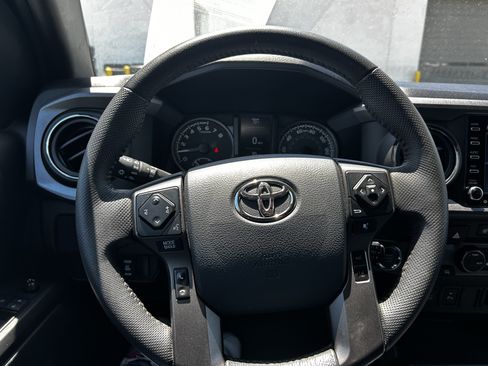 Used 2020 Toyota Tacoma TRD Off-Road w/ TRD Premium Off Road Package AWD/4WD image 18