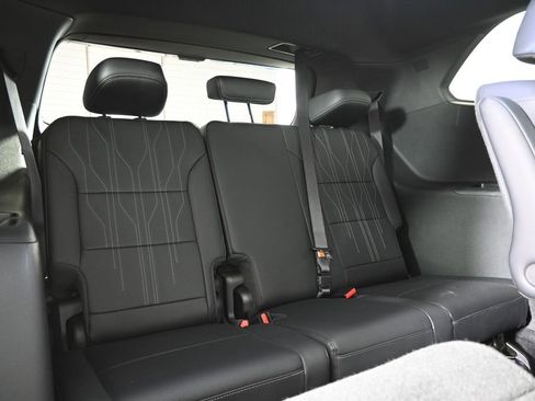 Used 2025 Buick Enclave Avenir image 17