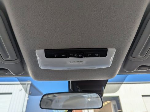 Used 2025 Nissan Versa S w/ Trunk Package image 20