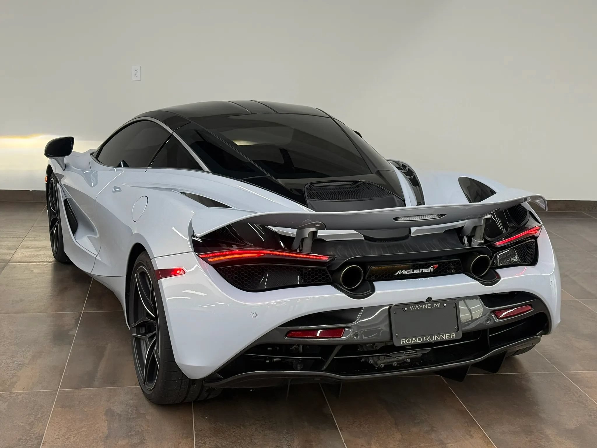 Used 2018 McLaren 720S RWD image 8