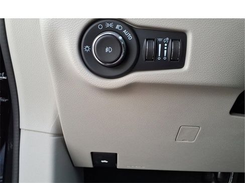 Used 2024 Chrysler Pacifica Touring-L image 16