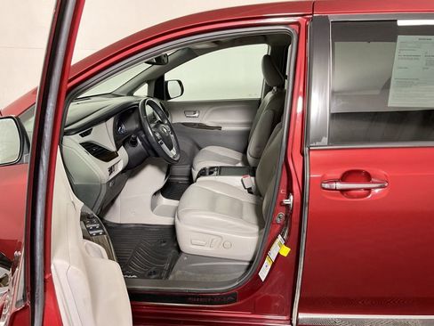 Used 2017 Toyota Sienna XLE w/ XLE Navigation Package image 23