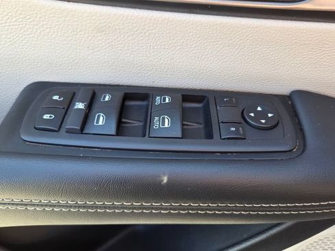 Used 2024 Chrysler Pacifica Touring-L FWD image 33