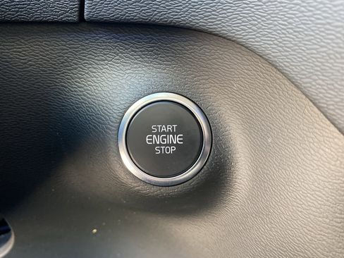 Used 2025 Volvo XC40 B5 Core image 37