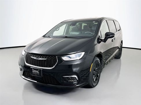 Used 2025 Chrysler Pacifica Select FWD image 4
