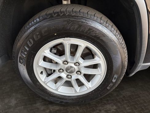 Used 2020 Jeep Grand Cherokee Laredo image 63