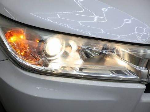 Used 2017 Toyota Highlander LE image 26