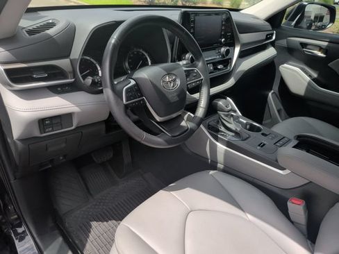 Used 2022 Toyota Highlander XLE FWD image 16