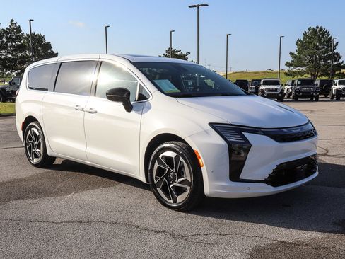 New 2027 Chrysler Pacifica Limited AWD/4WD image 4
