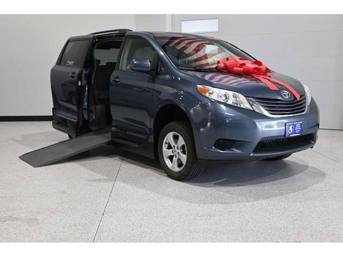 Used 2016 Toyota Sienna LE FWD image 2