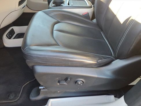 Used 2023 Chrysler Pacifica Touring-L image 10