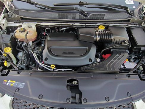 Used 2023 Chrysler Pacifica Touring-L FWD image 27