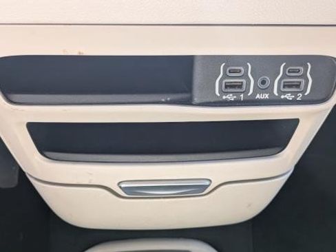 Used 2023 Chrysler Pacifica Touring-L FWD image 12