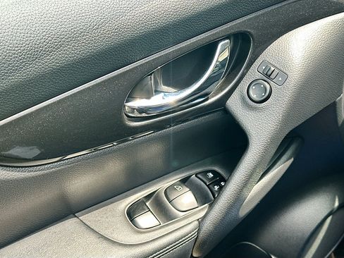 Used 2018 Nissan Rogue S AWD/4WD image 15