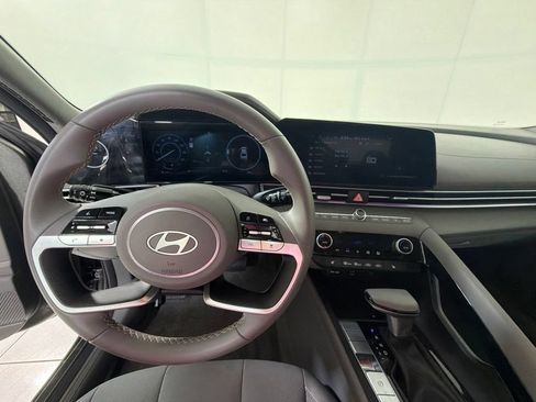 Certified 2025 Hyundai Elantra SEL FWD image 15