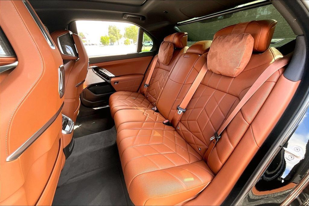 Used 2026 BMW 760i xDrive w/ Executive Package AWD/4WD image 19