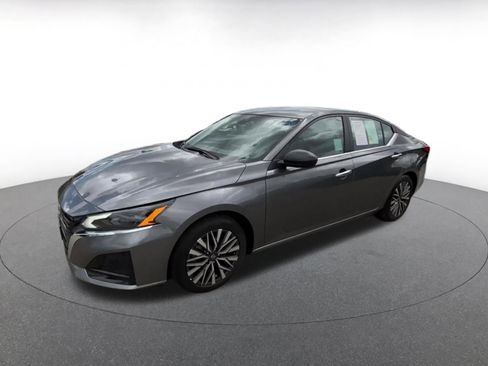 Used 2025 Nissan Altima 2.5 SV image 8