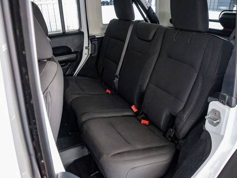 Used 2018 Jeep Wrangler Unlimited Sahara image 37