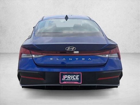 Used 2025 Hyundai Elantra SEL FWD image 6