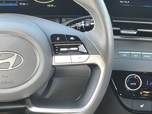 Certified 2025 Hyundai Elantra SEL FWD image 23