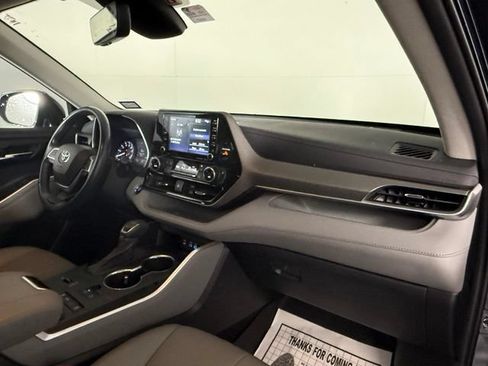 Used 2022 Toyota Highlander XLE FWD image 14