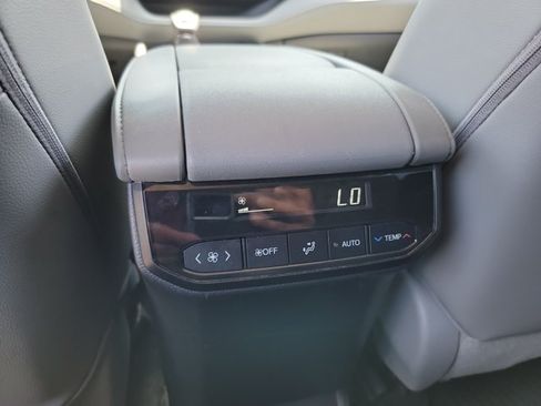 Used 2023 Toyota Highlander XLE FWD image 12