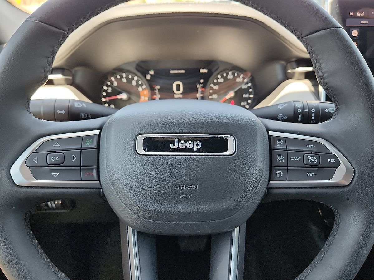 Used 2025 Jeep Compass Limited AWD/4WD image 12