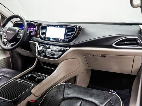 Used 2023 Chrysler Pacifica Limited FWD image 16