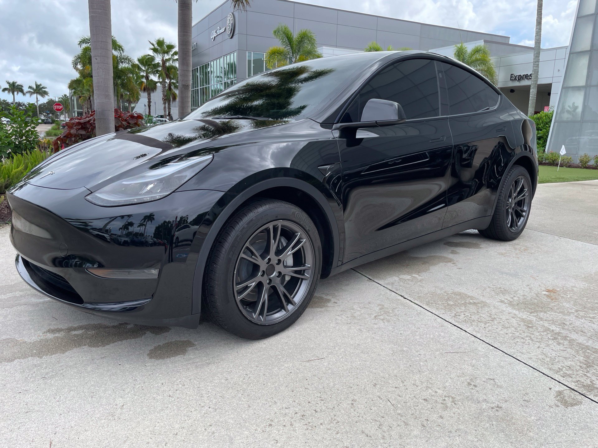 Used 2025 Tesla Model Y Long Range AWD/4WD image 2