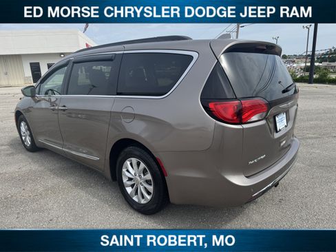 Used 2017 Chrysler Pacifica Touring-L FWD image 5