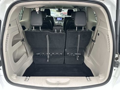 Used 2024 Chrysler Pacifica Touring-L FWD image 10