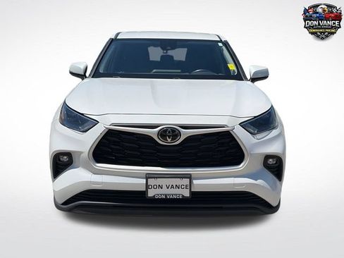 Used 2024 Toyota Highlander LE FWD image 8