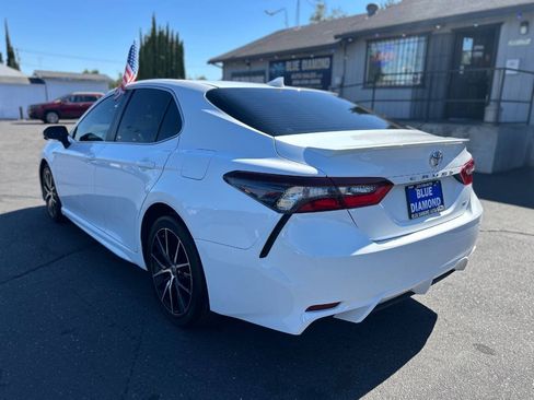 Used 2021 Toyota Camry SE FWD image 4
