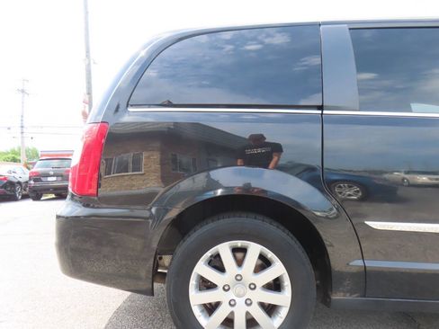 Used 2014 Chrysler Town & Country Touring FWD image 23