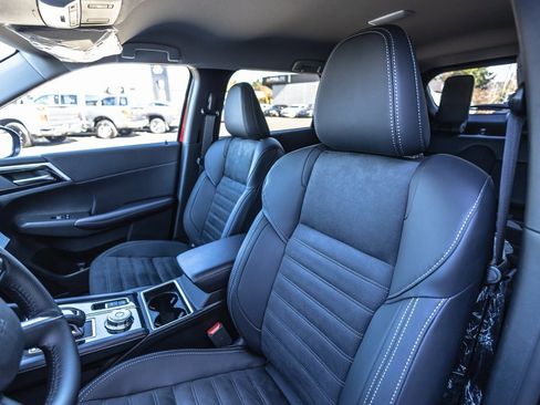 New 2025 Mitsubishi Outlander SE image 20