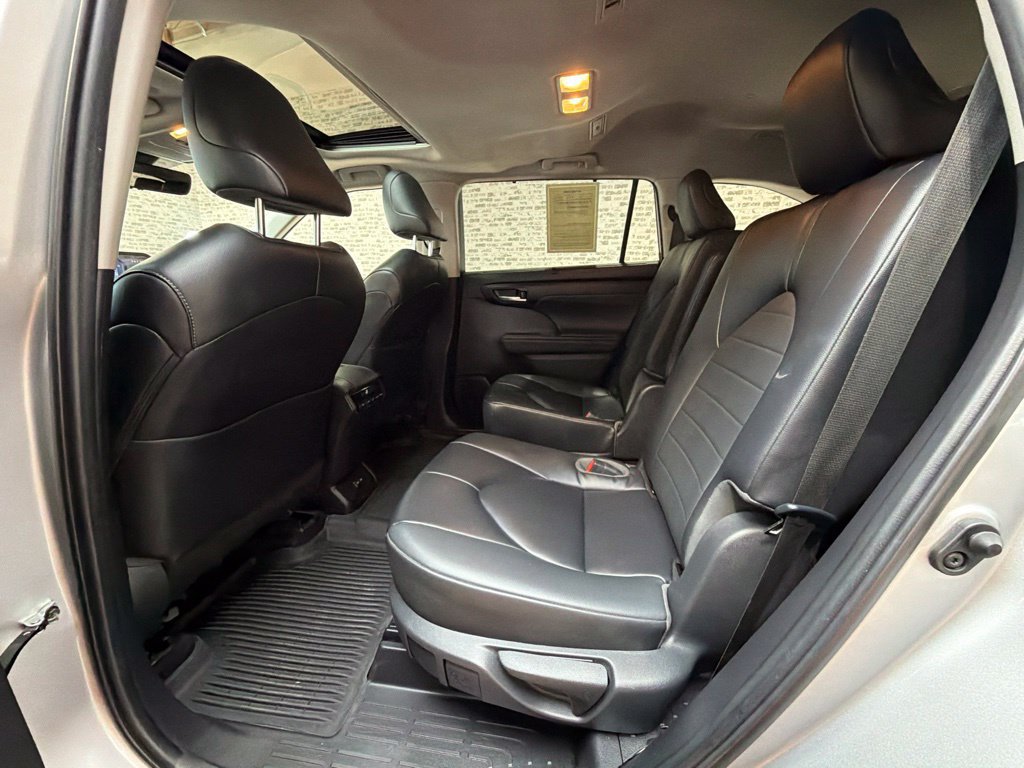 Used 2023 Toyota Highlander XLE FWD image 16