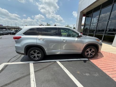 Used 2018 Toyota Highlander Plus FWD image 2