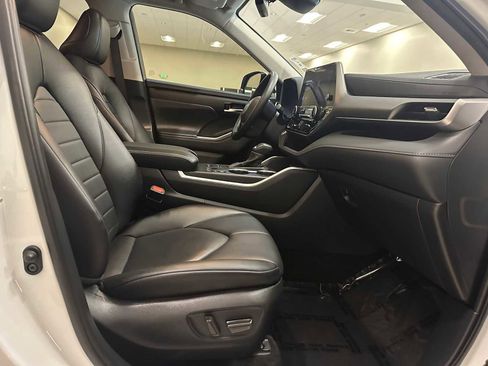 Certified 2024 Toyota Highlander XLE image 28