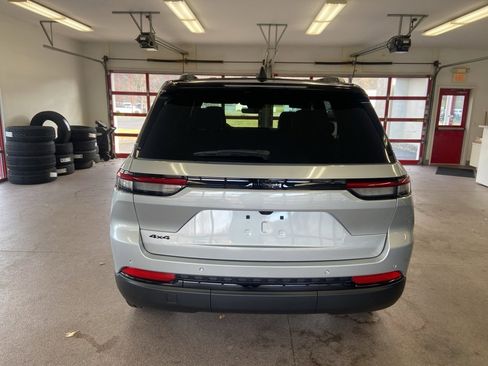 New 2025 Jeep Grand Cherokee Limited image 10