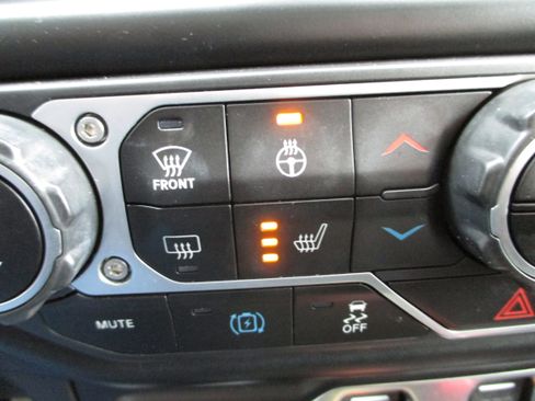 Used 2021 Jeep Wrangler Unlimited Sahara w/ Cold Weather Group image 19