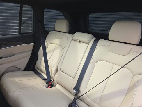 Used 2025 Jeep Grand Cherokee Limited image 16